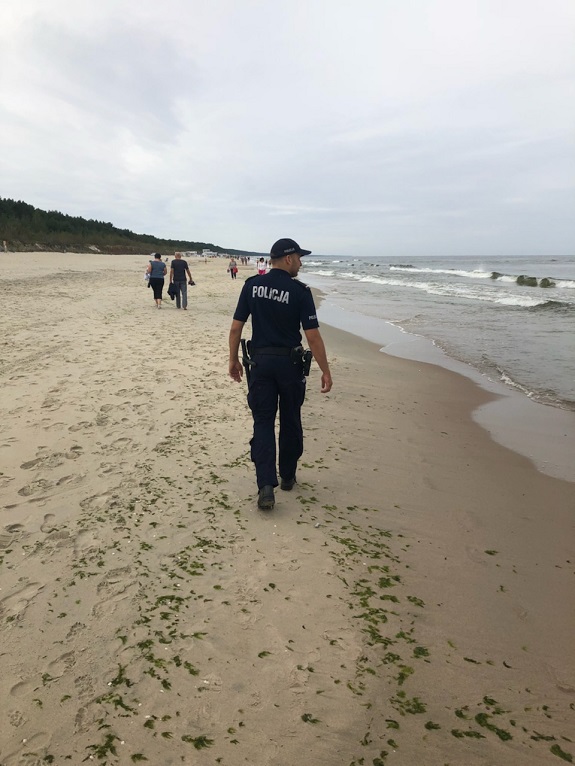 policjanci rozmawiają o bezpieczeństwie z młodzieżą
