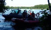 Na zdjęciu znajdują się  na dwóch łodziach ratownicy WOPR oraz policjanci.
