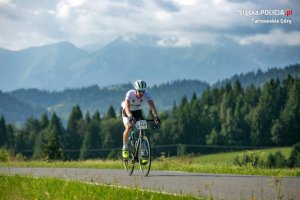 policjant podczas wyścigu tour de pologne