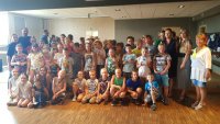 policjanci rozmawiają  z dziećmi o bezpieczeństwie