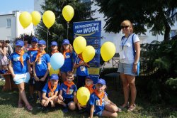 dzieci na pikniku profilaktycznym z balonami