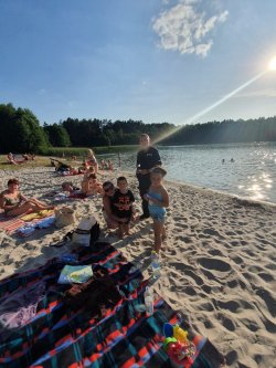 policjanci rozmawiają o bezpieczeństwie nad wodą