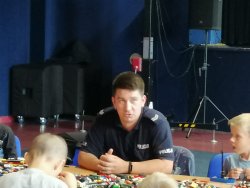 policjant rozmawia z dziecmi o bezpieczeństwie