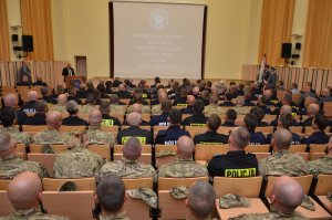 Pożegnanie policyjnych misjonarzy w auli słupskiej Szkoły Policji.