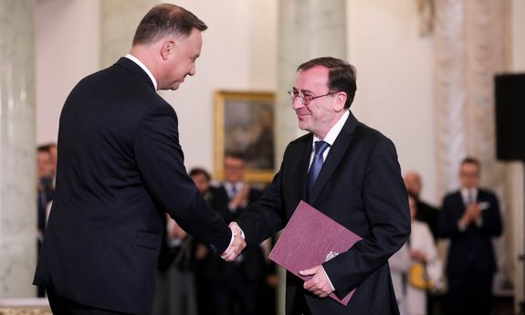 Prezydent RP Andrzej Duda gratulujący ministrowi Mariuszowi Kamińskiemu