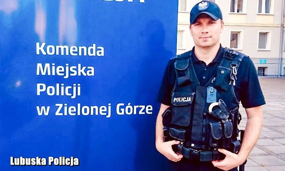 Policjant w mundurze