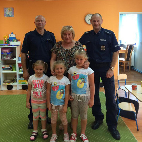 Policjanci podczas spotkania profilaktycznego z dziećmi.