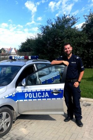 Policjant przy radiowozie