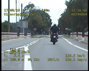 motocyklista poruszający się z prędkością 104 km/h