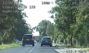 zdjęcie z wideorejestratora dwa samochody na drodze jeden jest wyprzedzany przez drugi