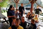 Na zdjęciu widocznych jest dwoje policjantów w trakcie spotkania z dziećmi.