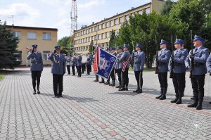 kompania honorowa policji przed nią przechodzi dwóch policjantów