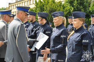 wręczanie policjantom dyplomów