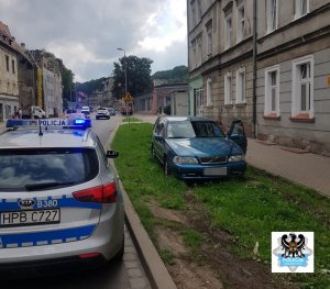 Samochód który zatrzymał się na poboczu