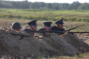 żołnierze w okopach na polu bitwy