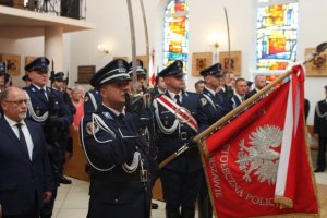 Sztandar Komendy Stołecznej Policji podczas mszy świętej