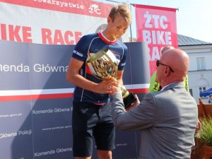 Komendant Główny Policji wręcza puchar zwyciężczyni kategorii M2
