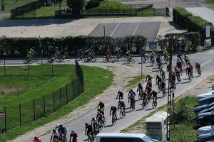 III Mistrzostwa Służb Mundurowych w kolarstwie szosowym - panorama na rozciągnięty peleton