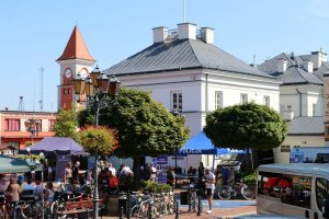 III Mistrzostwa Służb Mundurowych w kolarstwie szosowym - panorama na rynek z kolarzami