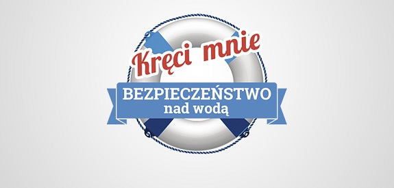 Zdjęcie przedstawia logo akcji &quot;Kręci mnie bezpieczeństwo nad wodą&quot;. Jest to biało-niebieskie koło ratunkowe z umieszczoną centralnie nazwą akcji.