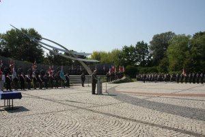 uroczystości pod pomnikiem poległych lotników rozpoczął gen. broni Jarosław Mika, dowódca generalny rodzajów sil zbrojnych