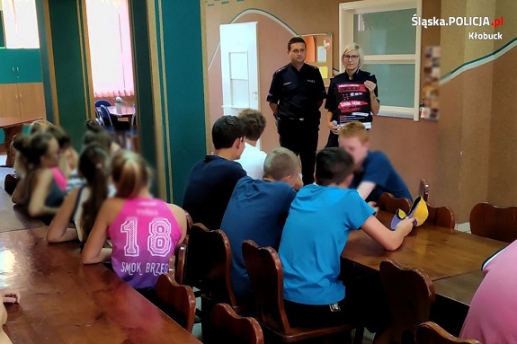 Na zdjęciu widać policjantów w trakcie spotkania z dziećmi i młodzieżą.