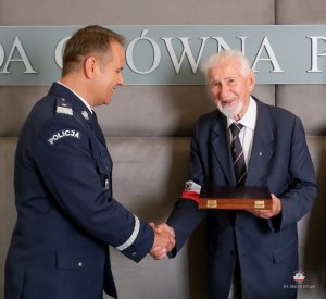 Uroczystość wręczenia Medali za Zasługi dla Światowego Związku Żołnierzy Armii Krajowej Komendantowi Głównemu Policji gen. insp.  Jarosławowi Szymczykowi i I Zastępcy Komendanta Głównego Policji nadinsp. Dariuszowi Augustyniakowi przez prezesa Zarządu Głównego Światowego Związku Żołnierzy AK prof. Leszka Żukowskiego w towarzystwie prezesa Świętokrzyskich Zgrupowań Partyzanckich AK „Ponury”-„Nurt” hm. ZHR Rafała Obarzanka.