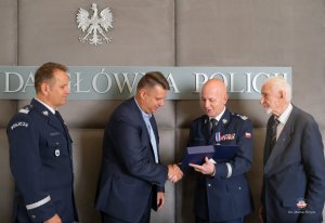 Uroczystość wręczenia Medali za Zasługi dla Światowego Związku Żołnierzy Armii Krajowej Komendantowi Głównemu Policji gen. insp.  Jarosławowi Szymczykowi i I Zastępcy Komendanta Głównego Policji nadinsp. Dariuszowi Augustyniakowi przez prezesa Zarządu Głównego Światowego Związku Żołnierzy AK prof. Leszka Żukowskiego w towarzystwie prezesa Świętokrzyskich Zgrupowań Partyzanckich AK „Ponury”-„Nurt” hm. ZHR Rafała Obarzanka.