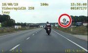 Pędzący motocyklista podczas przekraczania dozwolonej prędkości 70 km/h