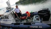 chłopiec na wózki inwalidzkim na policyjnej łodzi patrolowej