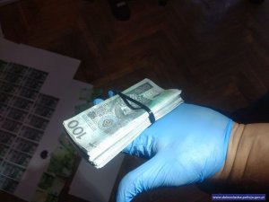 Kolorowe zdjęcie pliku banknotów na dłoni w rękawiczce