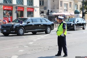 policjant ruchu drogowego na skrzyżowaniu, w tle samochód z wiceprezydentem Stanów Zjednoczonych