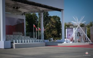 Placu Marszałka Józefa Piłsudskiego - trybuna honorowa, pusta
