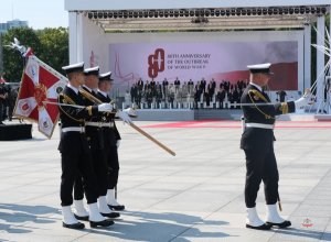 Poczet sztandarowy Marynarki Wojennej RP, w tle trybuna honorowa