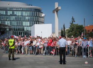 Ludzie zgromadzeniu przy barierkach na Placu Marszałka J. Piłsudskiego