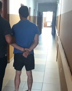 zatrzymany prowadzony przez policjanta