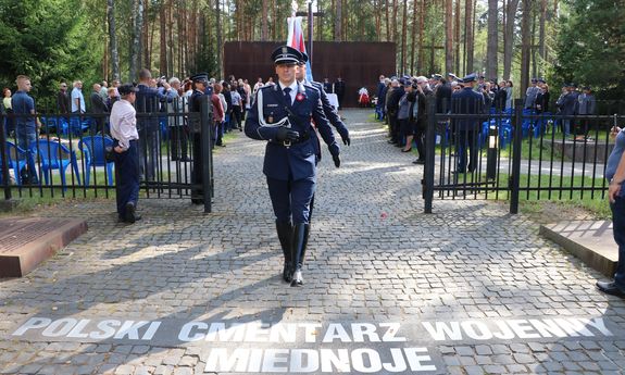 24.  Uroczystości na cmentarzu w Miednoje - poczet sztandarowy opuszcza cmentarz