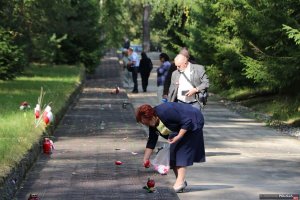 2. Uroczystości na cmentarzu w Miednoje - bliscy zapalają znicze