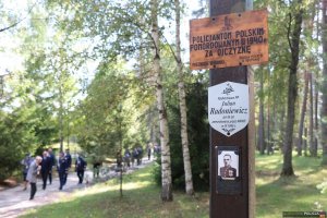 3. Uroczystości na cmentarzu w Miednoje - tabliczka imienna i zdjęcie zamordowanego policjanta