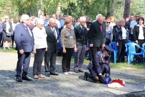 9. Uroczystości na cmentarzu w Miednoje - przedstawiciele stowarzyszeń składają wieniec