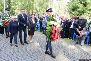 20. Uroczystości na cmentarzu w Miednoje - delegacje stowarzyszeń składają wiązanki
