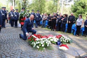 21. Uroczystości na cmentarzu w Miednoje - wiązanka od MSWiA