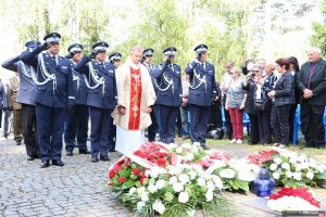 22. Uroczystości na cmentarzu w Miednoje - kierownictwo Policji składa wiązankę