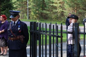 23. Uroczystości na cmentarzu w Miednoje - Rosjanin zza ogrodzenia przygląda się uroczystości