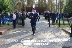 24.  Uroczystości na cmentarzu w Miednoje - poczet sztandarowy opuszcza cmentarz