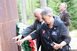 27. Uroczystości na cmentarzu w Miednoje  - bliscy odszukują nazwiska na tablicy pamięci