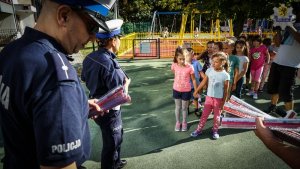 Policjanci rozdają dzieciom odblaski