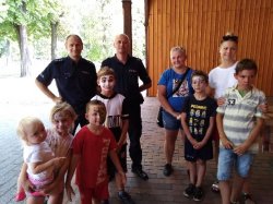 policjanci rozmawiają z dziecmi o bezpieczeństwie