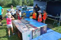 policjanci zrozmawiają z dziecmi o bezpieczeństwie podczas pikniku profilaktycznego