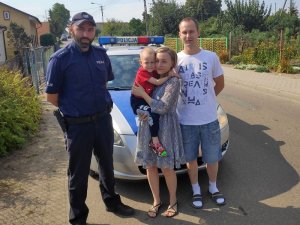 policjant i rodzice z małym chłopcem